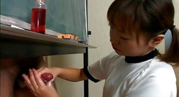 phim sex đồng giới nam Cô xxx học sinh gái mặc quần áo trần truồng trên giường.